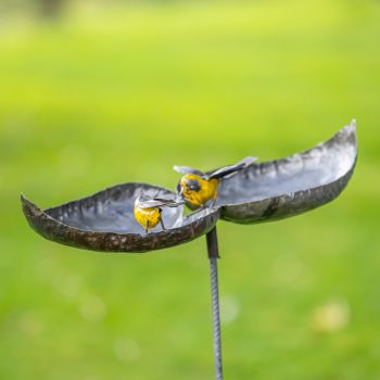 Metalen tuinbeeld van een dubbele schaal , gemaakt door een Afrikaanse kunstenaar. 